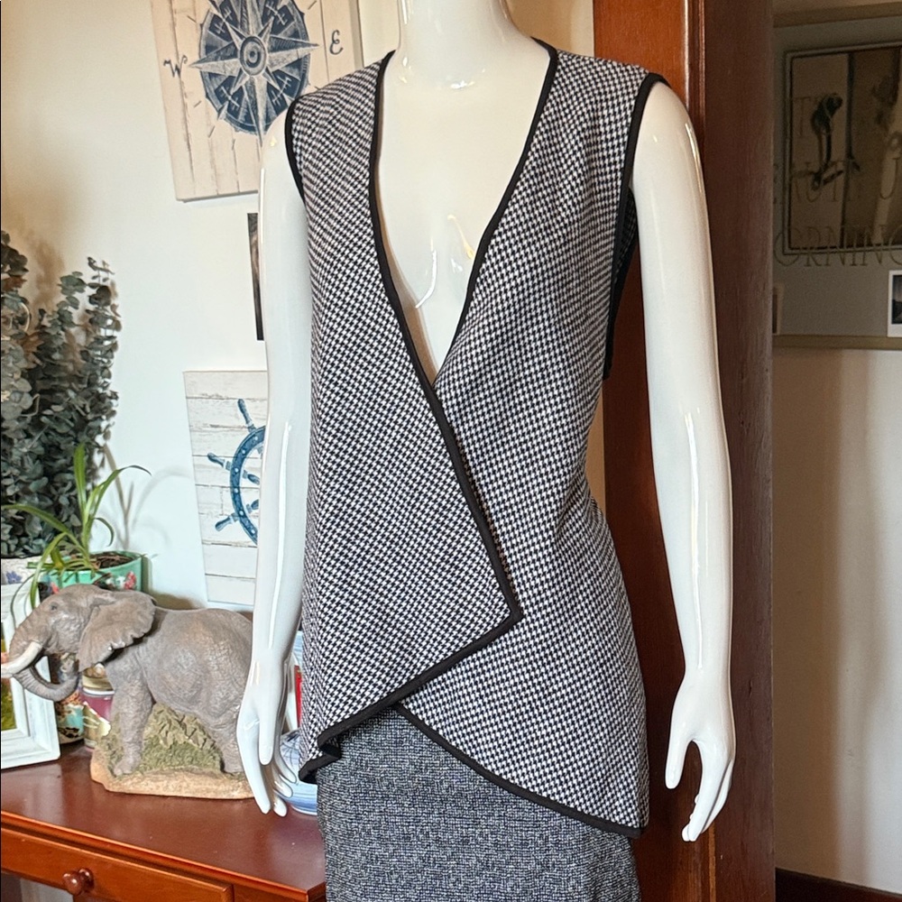 NWT has everything Chris & carol size s, Elegant Black and White cardigan vest